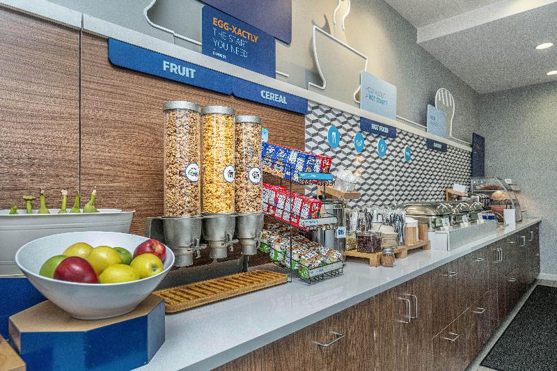 Holiday Inn Express and Suites Charleston Arpt Con image