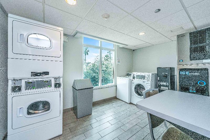 Holiday Inn Express and Suites Charleston Arpt Con image