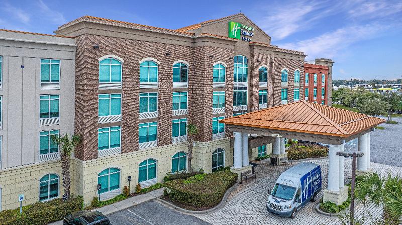 Holiday Inn Express and Suites Charleston Arpt Con image