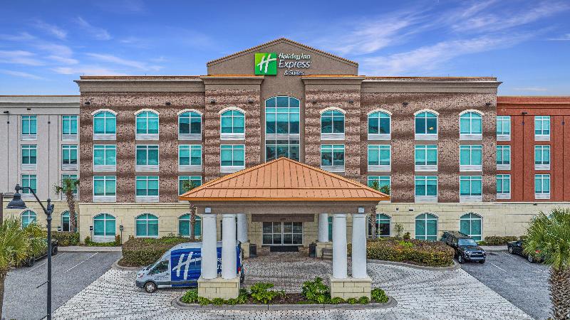 Holiday Inn Express and Suites Charleston Arpt Con image