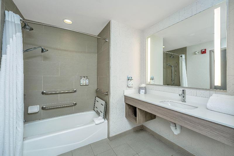 Holiday Inn Express and Suites Charleston Arpt Con image