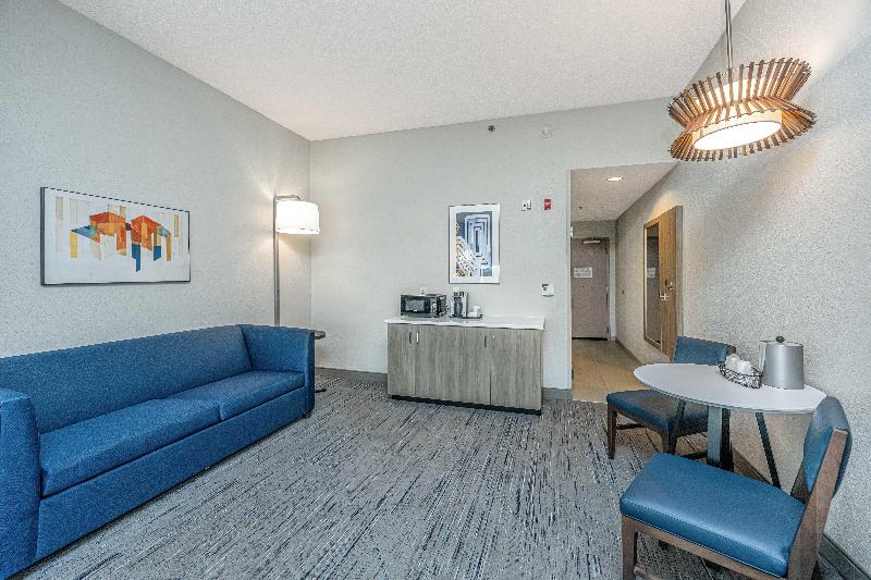 Holiday Inn Express and Suites Charleston Arpt Con image