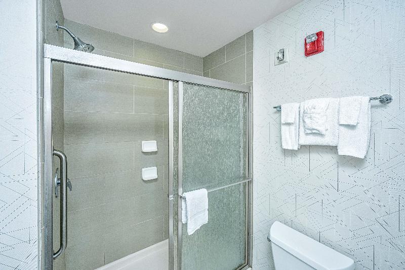 Holiday Inn Express and Suites Charleston Arpt Con image