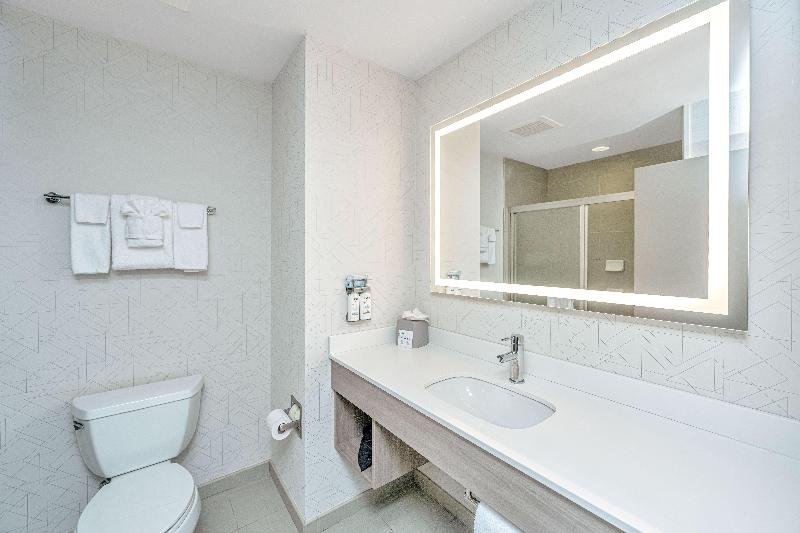 Holiday Inn Express and Suites Charleston Arpt Con image