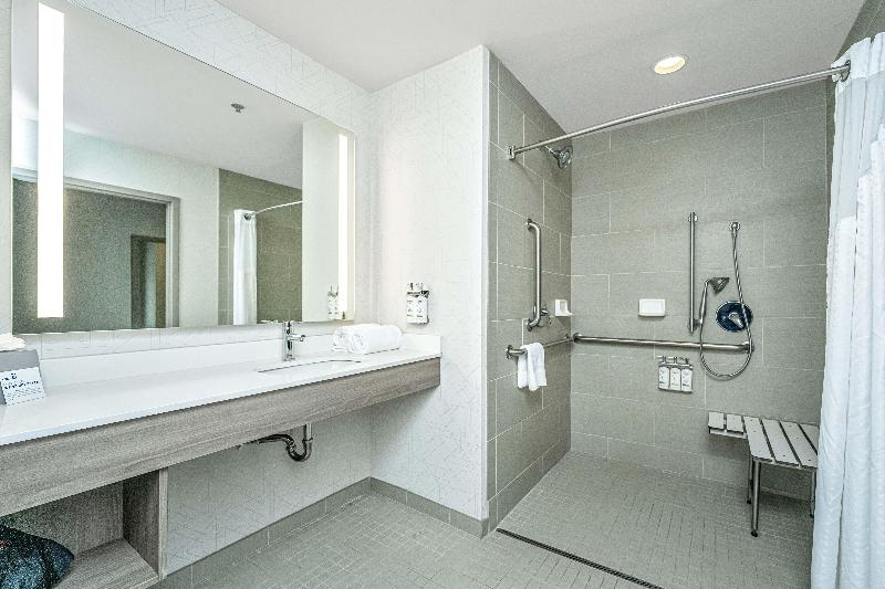Holiday Inn Express and Suites Charleston Arpt Con image