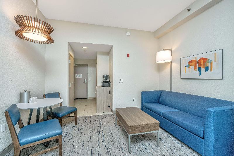 Holiday Inn Express and Suites Charleston Arpt Con image