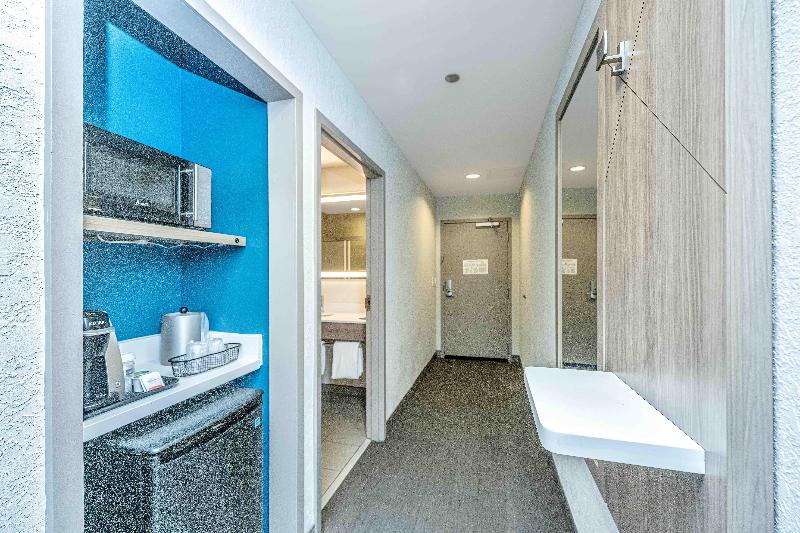 Holiday Inn Express and Suites Charleston Arpt Con image