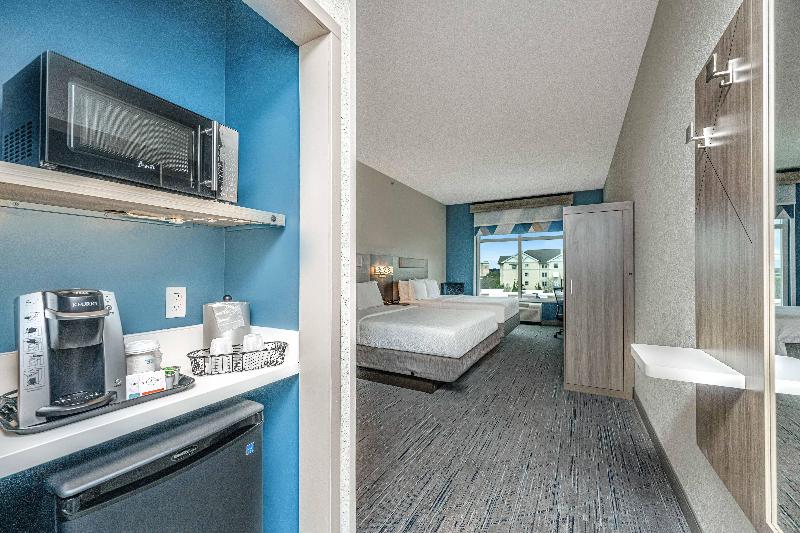Holiday Inn Express and Suites Charleston Arpt Con image