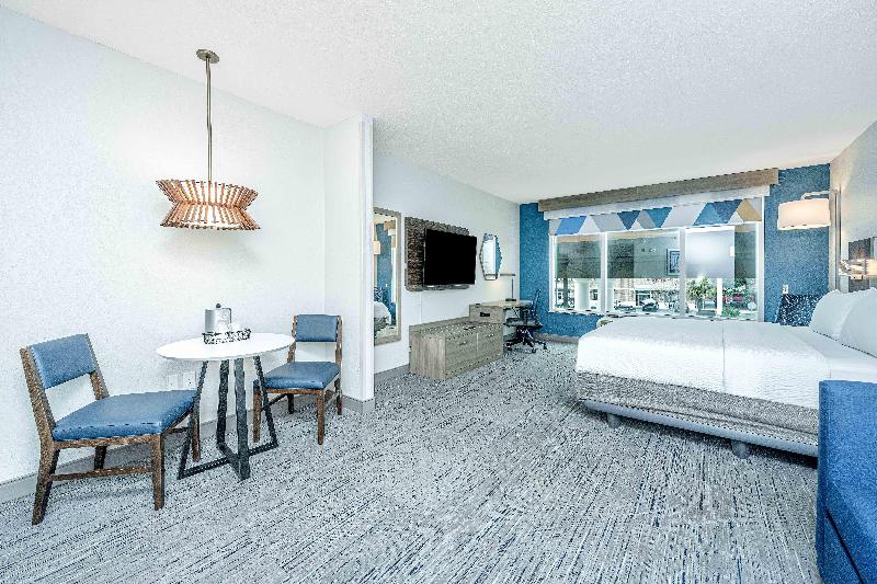 Holiday Inn Express and Suites Charleston Arpt Con image
