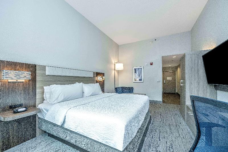 Holiday Inn Express and Suites Charleston Arpt Con image