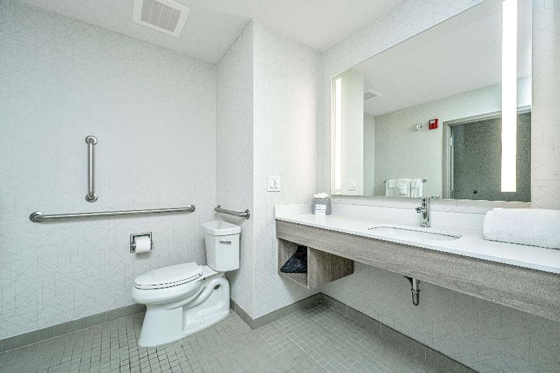 Holiday Inn Express and Suites Charleston Arpt Con image