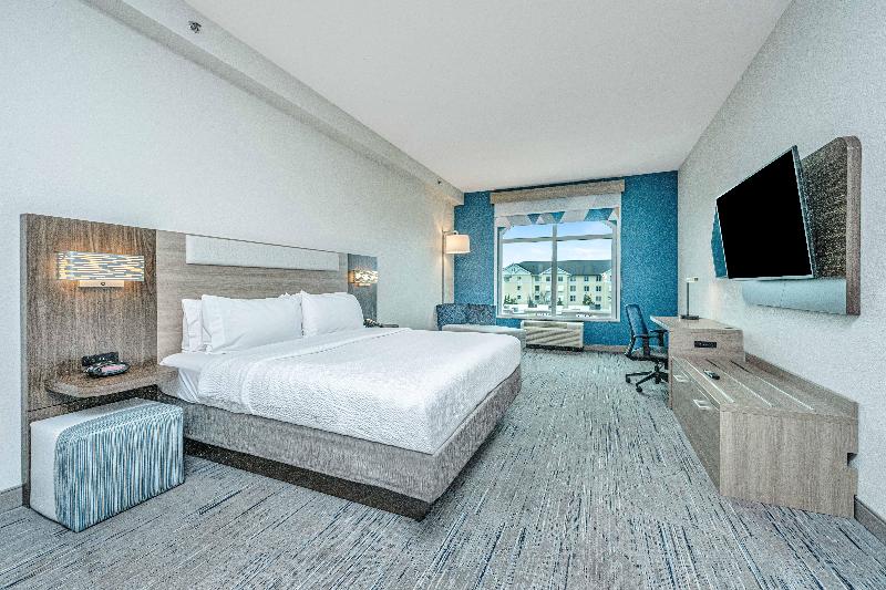 Holiday Inn Express and Suites Charleston Arpt Con image