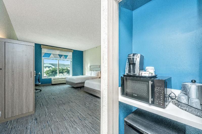 Holiday Inn Express and Suites Charleston Arpt Con image