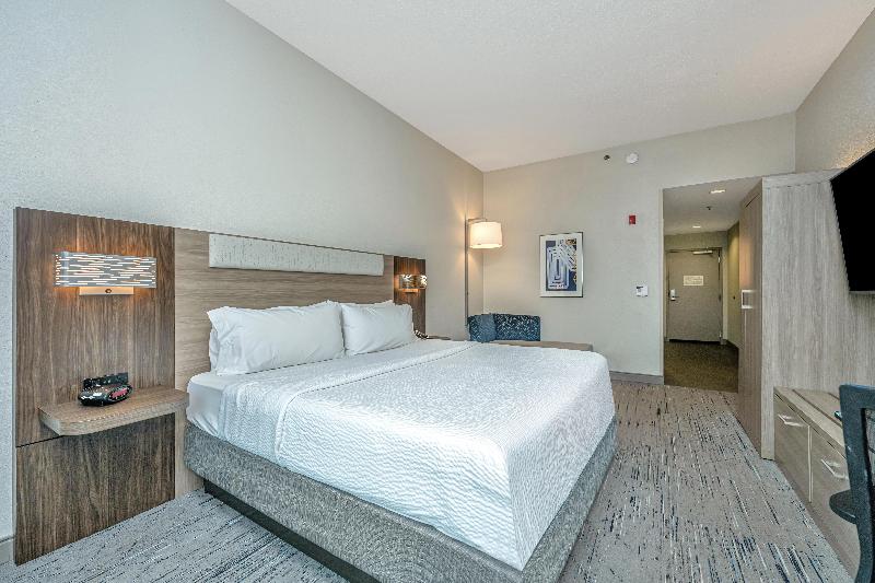 Holiday Inn Express and Suites Charleston Arpt Con image