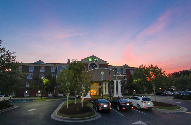 Holiday Inn Express and Suites Charleston North