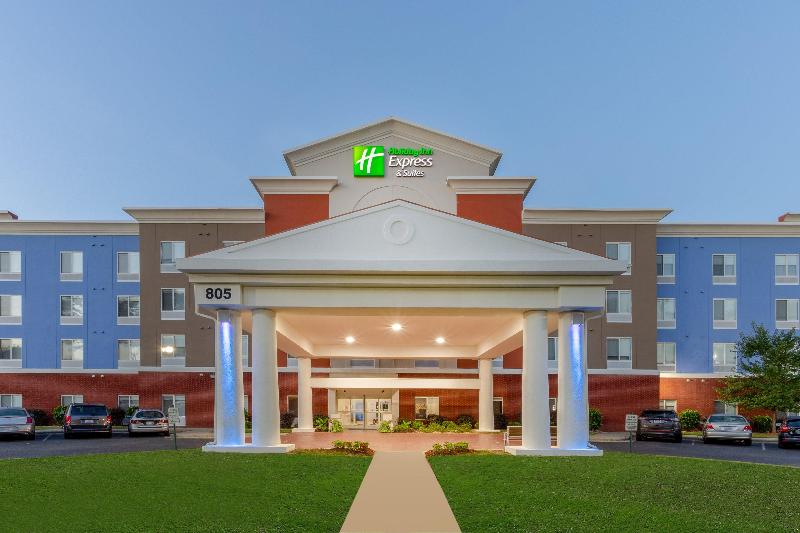 Holiday Inn Express and Suites Charlotte Arrowood
