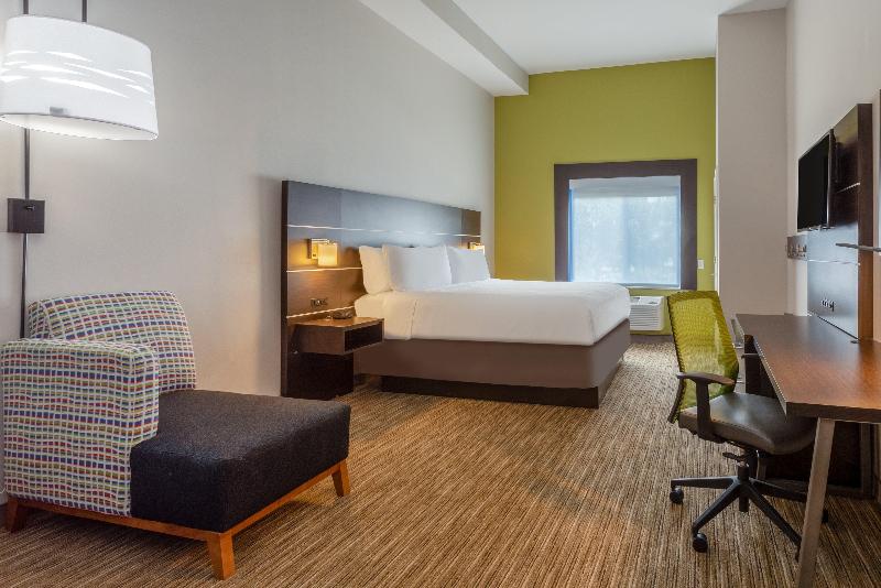 Holiday Inn Express and Suites Charlotte Arrowood photo 8