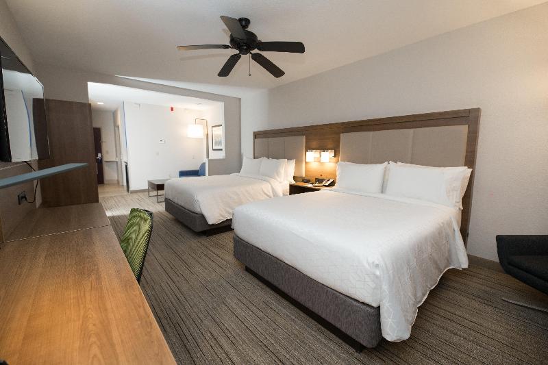 Holiday Inn Express and Suites Clinton — photo 28