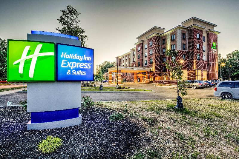 Holiday Inn Express and Suites Cleveland West West