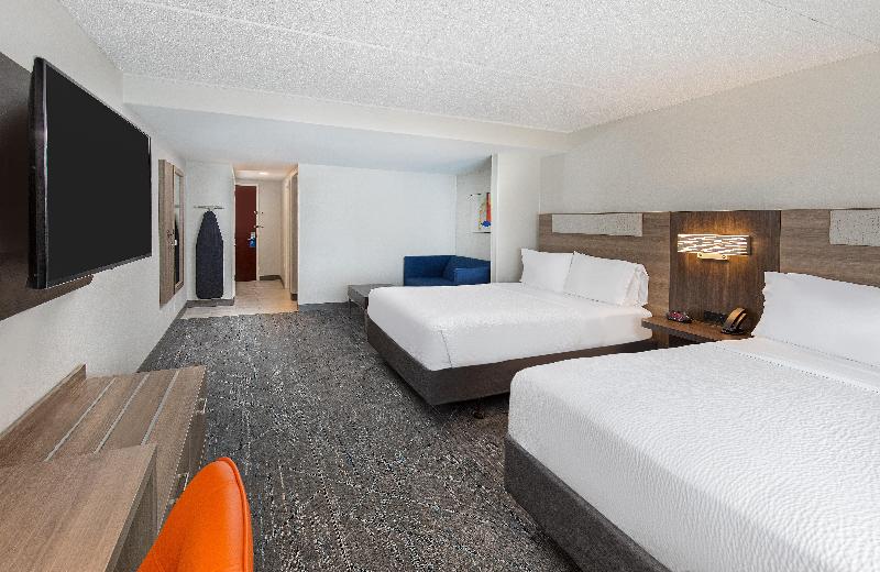 Holiday Inn Express and Suites Columbus At Northla photo 20