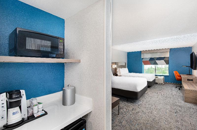 Holiday Inn Express and Suites Columbus At Northla photo 21