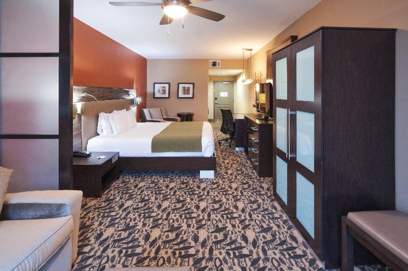 Holiday Inn Express and Suites North Dallas at Pre