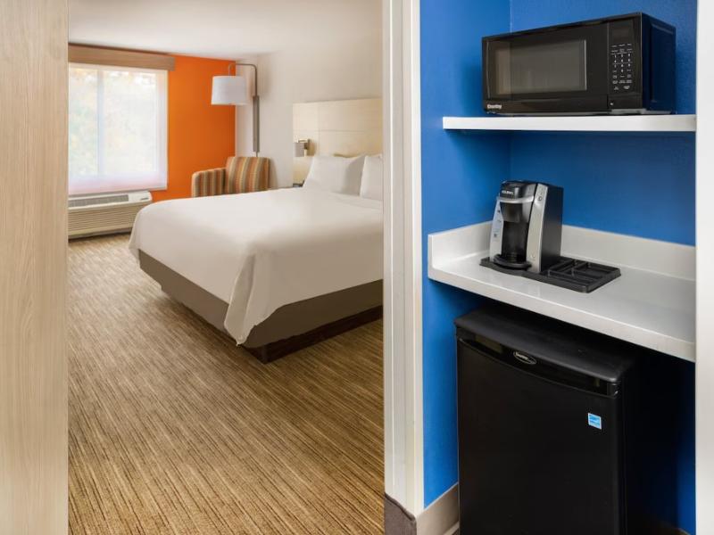 Holiday Inn Express and Suites Salisbury Delmar image