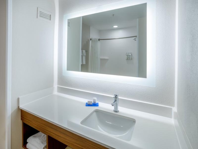 Holiday Inn Express and Suites Salisbury Delmar image
