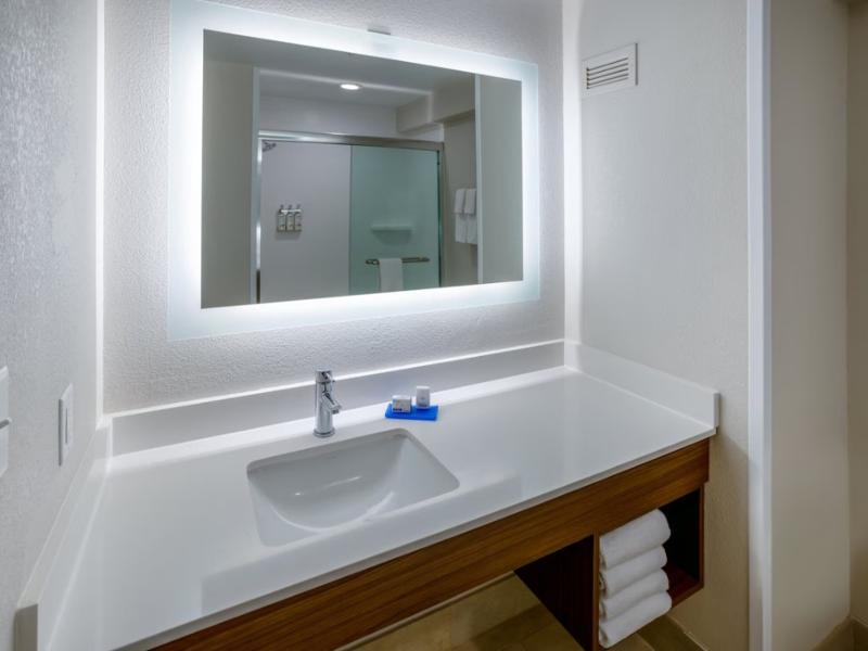 Holiday Inn Express and Suites Salisbury Delmar image