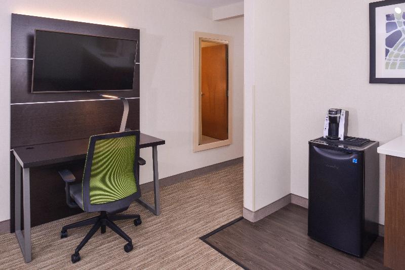Holiday Inn Express and Suites Southfield Detroit image