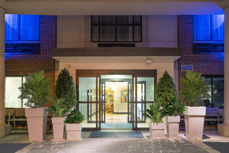 Holiday Inn Express and Suites Easton image