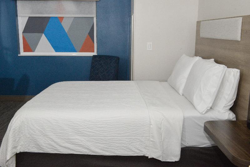 Holiday Inn Express and Suites Easton image