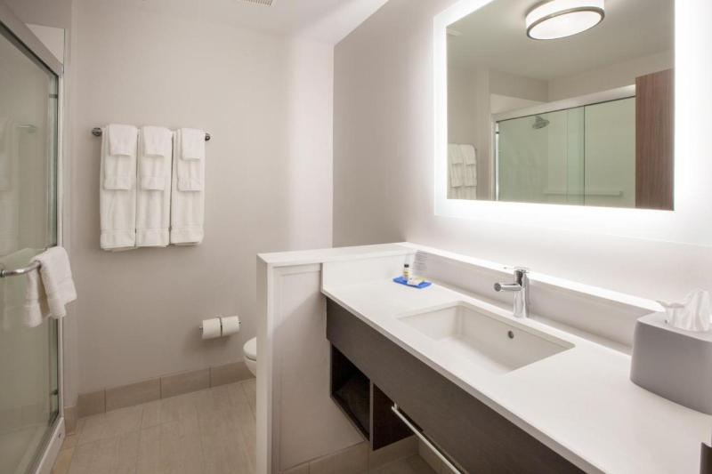 Holiday Inn Express Hotel & Suites River Park photo 24
