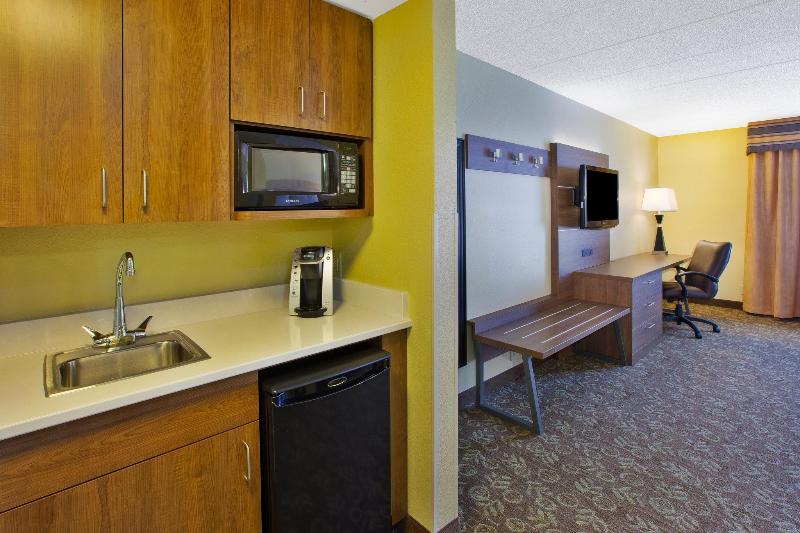 HOLIDAY INN EXPRESS & SUITES F