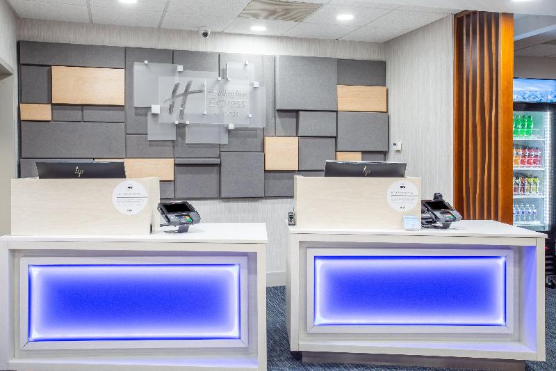Holiday Inn Express & Suites Fort Wayne image