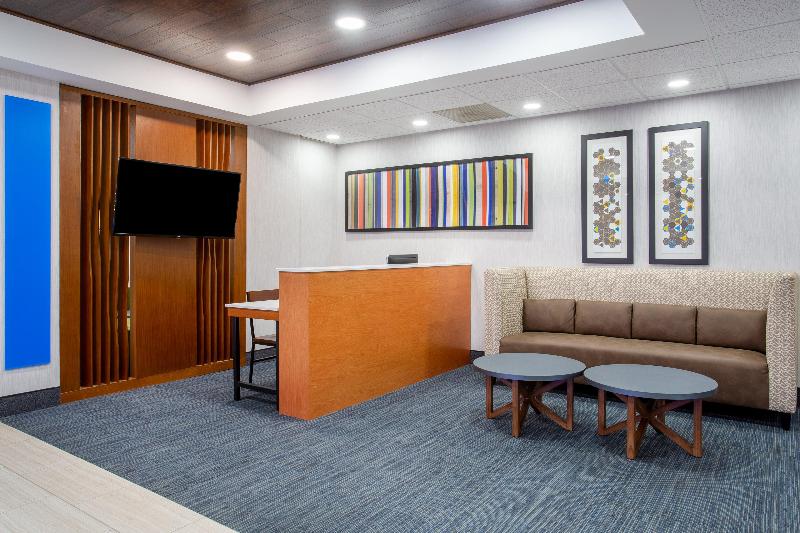 Holiday Inn Express & Suites Fort Wayne image