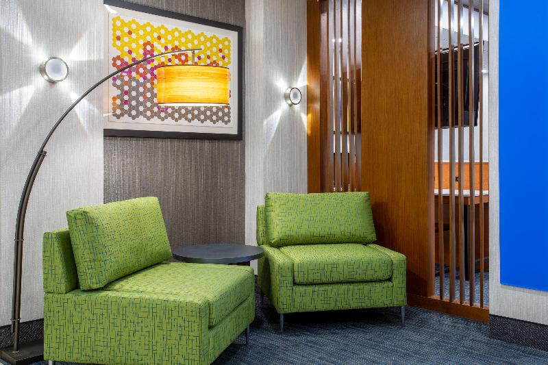 Holiday Inn Express & Suites Fort Wayne image