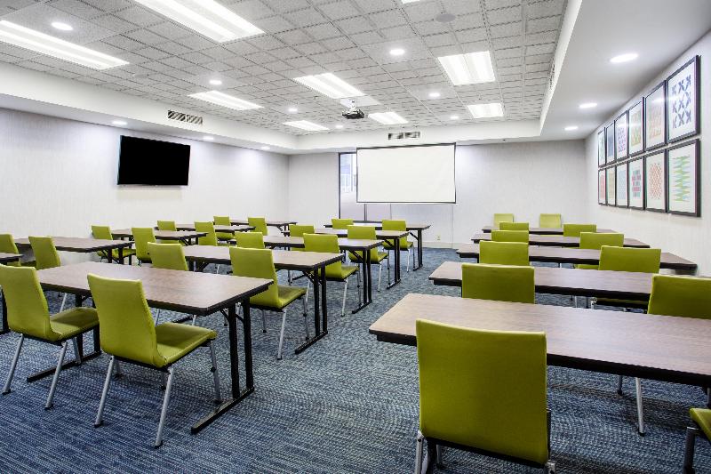 Holiday Inn Express & Suites Fort Wayne image