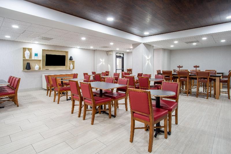 Holiday Inn Express & Suites Fort Wayne image