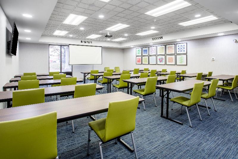 Holiday Inn Express & Suites Fort Wayne image