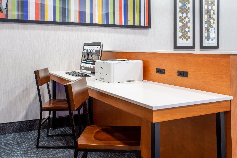 Holiday Inn Express & Suites Fort Wayne image
