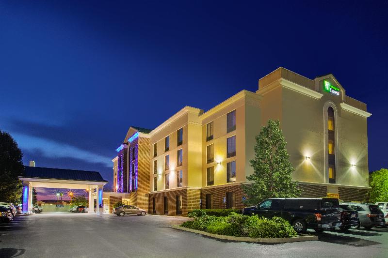 Holiday Inn Express & Suites Fort Wayne image