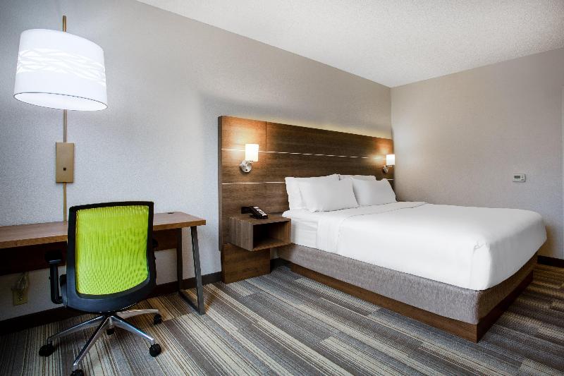 Holiday Inn Express & Suites Fort Wayne image