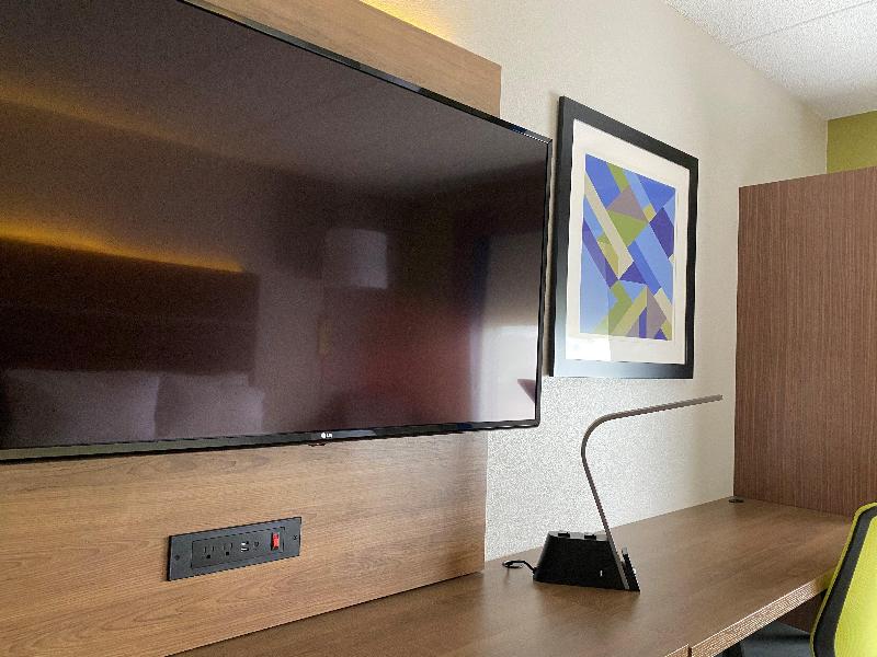 Holiday Inn Express & Suites Fort Wayne image