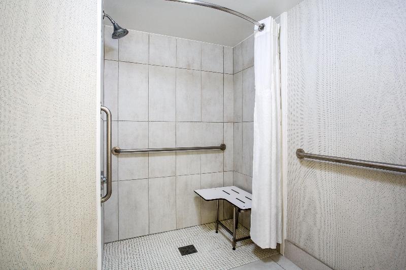 Holiday Inn Express & Suites Fort Wayne image