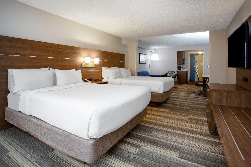 Holiday Inn Express & Suites Fort Wayne image