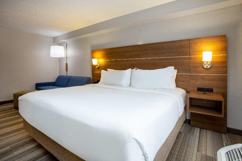 Holiday Inn Express & Suites Fort Wayne image
