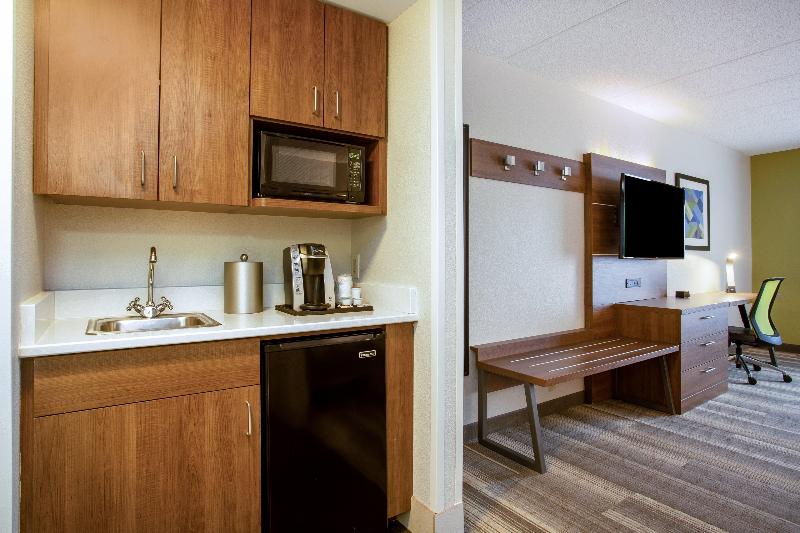 Holiday Inn Express & Suites Fort Wayne image