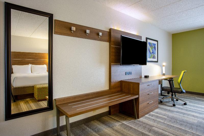 Holiday Inn Express & Suites Fort Wayne image