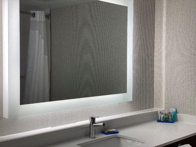 Holiday Inn Express & Suites Fort Wayne image